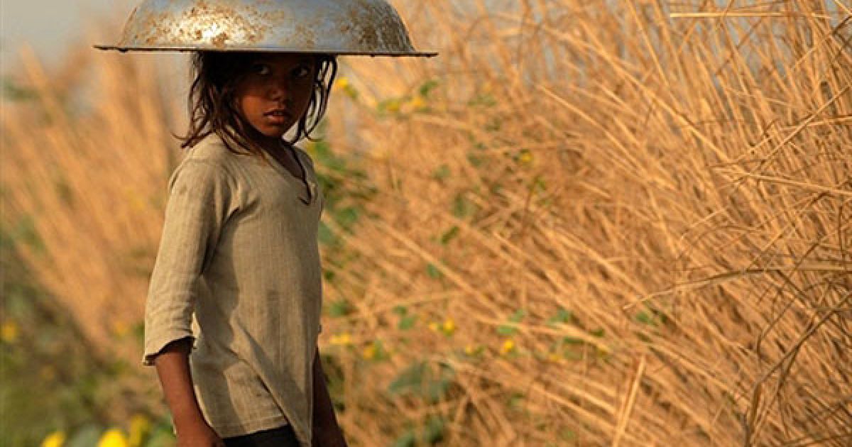 Індія, Аллахабад. Індійська дитина поблизу сільськогосподарських угідь у селі Німсарай. В країні всі очікують на мусони, які мають життєво важливе значення для сотень мільйонів фермерів у Індії після найбільшої посухи в країні за останні 37 років. / © AFP