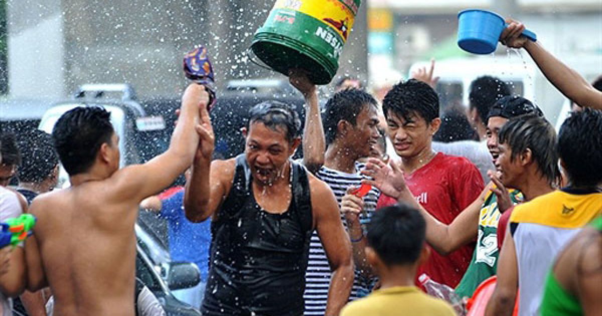 Філіппіни, Маніла. Мешканці району Сан-Хуан поливають один одного водою під час святкування дня Святого Йоанна Хрестителя у Манілі. Обливання водою є традиційним привітанням на це свято, оскільки існує переконання, що вода  цього дня приносить благословення. / © AFP