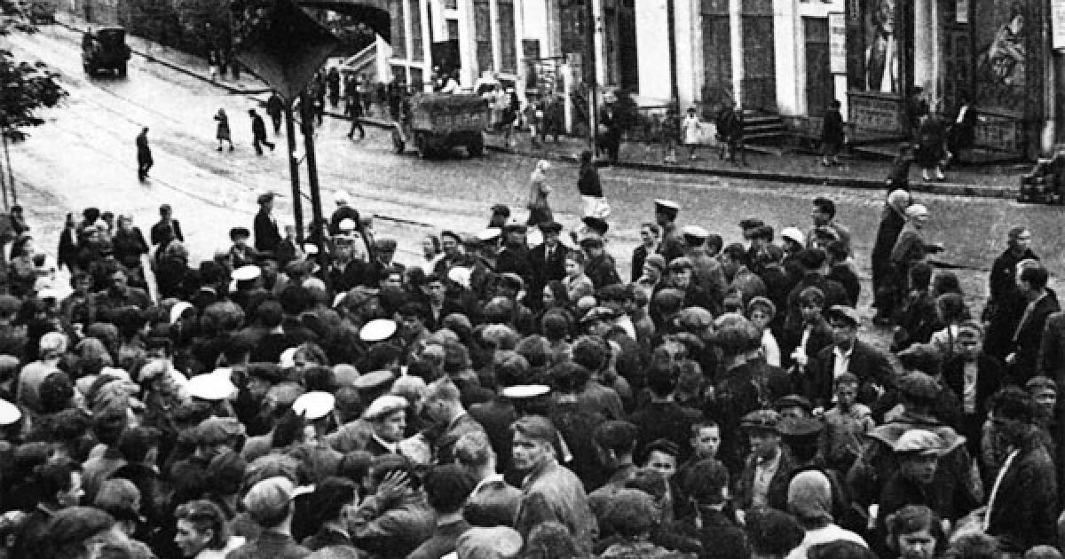 Мешканці Владивостоку слухають повідомлення про напад фашистської Німеччини на Радянський Союз, 22 червня 1941 р. Автор фото: Мясніков В. Ф.