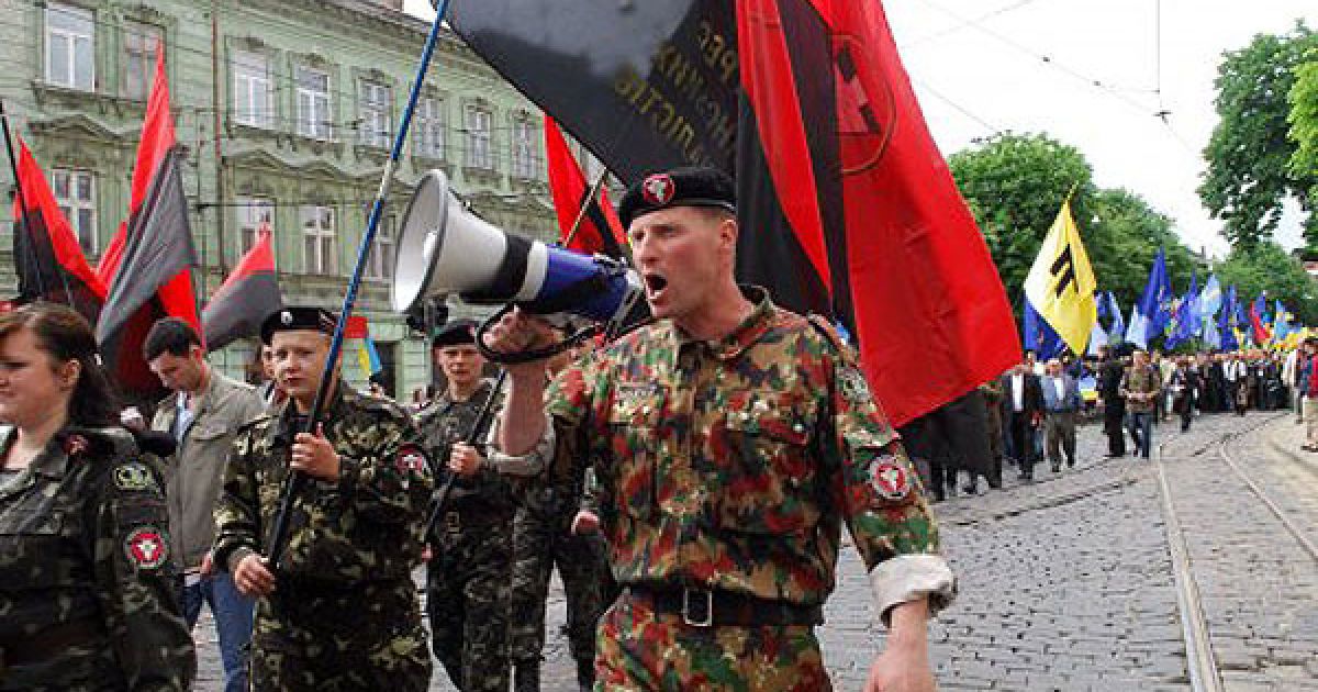 Прибічники ультраправих рухів беруть участь у марші з нагоди Дня Героїв у Львові / © УНІАН