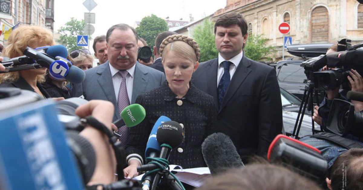 У коментарі журналістам Тимошенко зазначила, що їй невідомо, про яку саме справу йде мова. За словами лідера БЮТ, у повістці вказано лише номер справи №4912-93. / © Прес-служба БЮТ