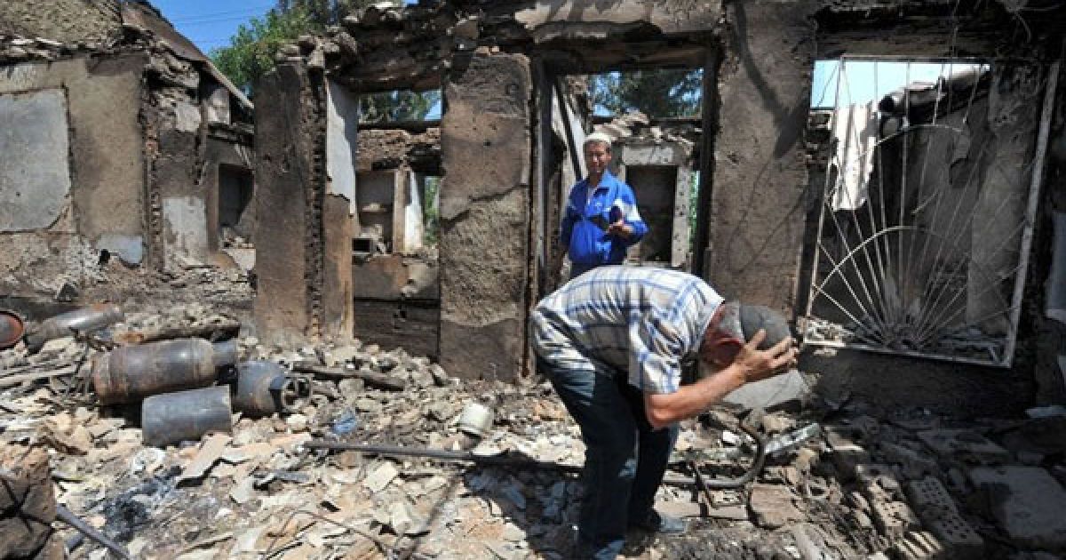 У неділю центр зіткнень між киргизами і узбеками, які тривають вже три доби, перемістився з Оша до Джалал-Абада. У місті були розгромлені магазини побутової та комп'ютерної техніки, спалені фотосалони і кафе. Мешканці почали зводити на вулицях барикади і формувати дружини добровольців. / © Getty Images/Fotobank