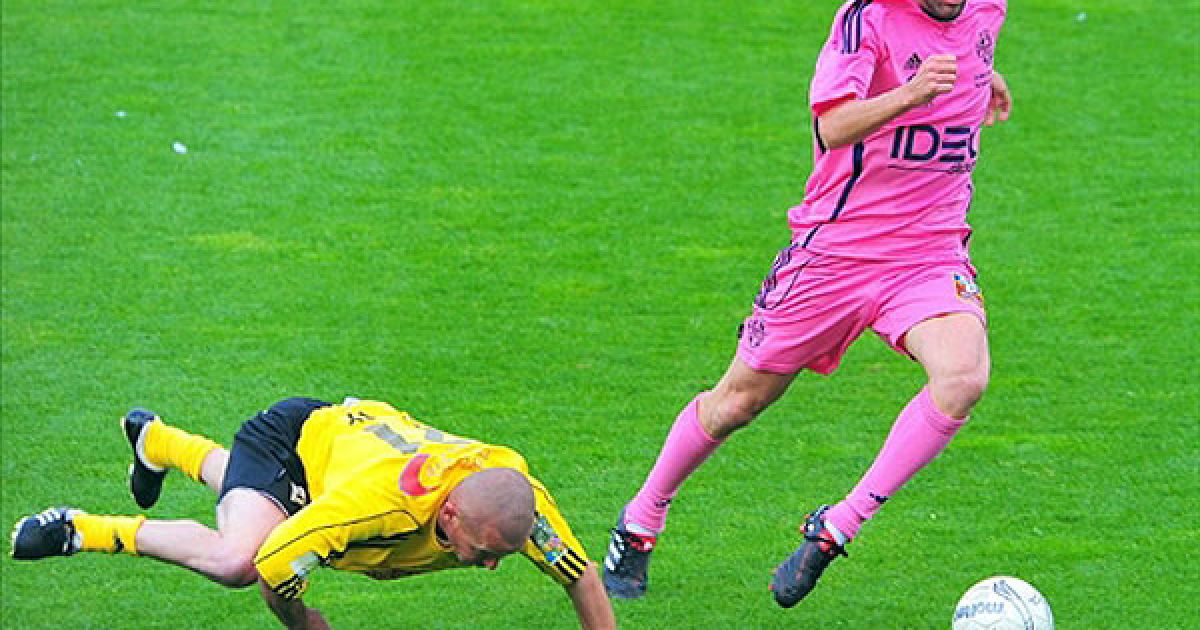 Франція. Кале. Французький футболіст Зінедін Зідан змагається із Донатом Дарсі під час показового футбольного матчу, який пройшов на стадіоні Epopee у Кале. Цей матч між "Calais" і "Varietes Club de France", до якого увійшли гравці-чемпіони світу 1998 року, провели на честь любительської команди "Кале". / © AFP