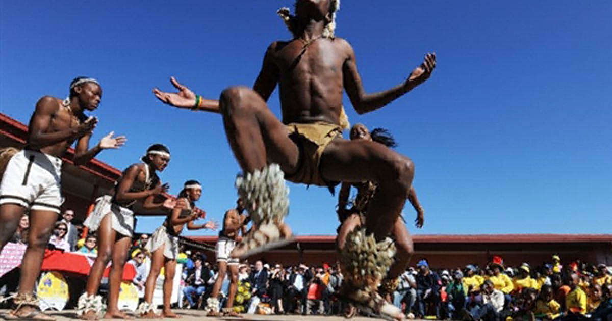 Танцюристи з ботсванської групи культурних танців "Anuma" виконують свій номер під час церемонії передачі Федерацією футболу Австралії нових комп&rsquo;ютерів для учнів початкової школи "Мохлакано". / © AFP