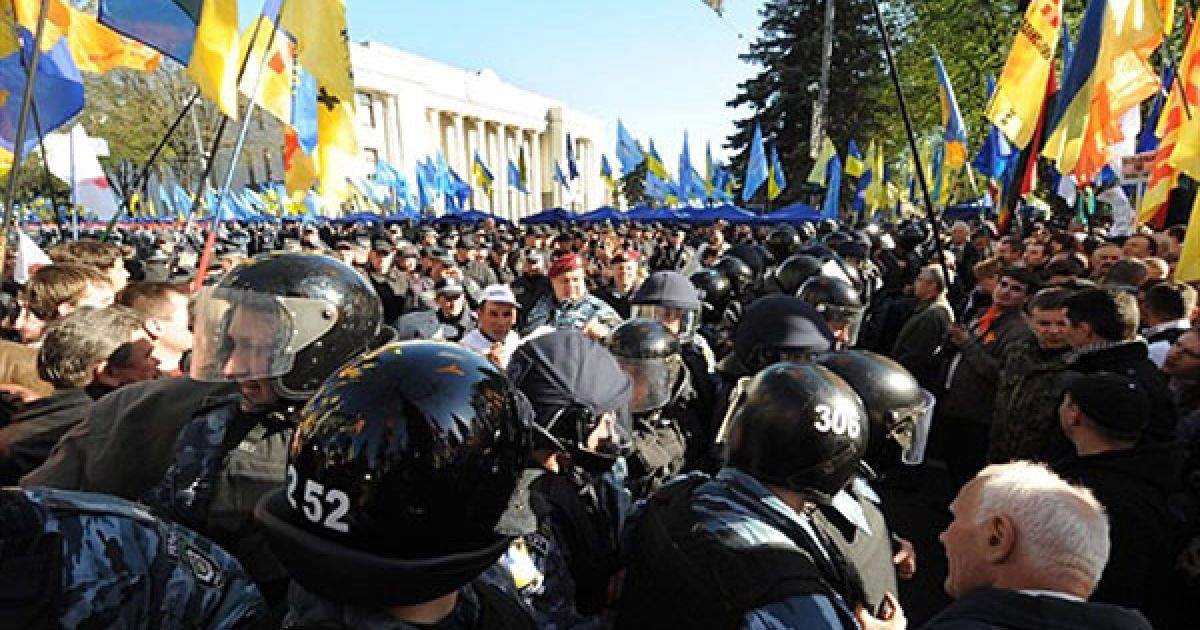 Міліція затримує мітингувальників, які подекуди проривають її кордони. / © AFP