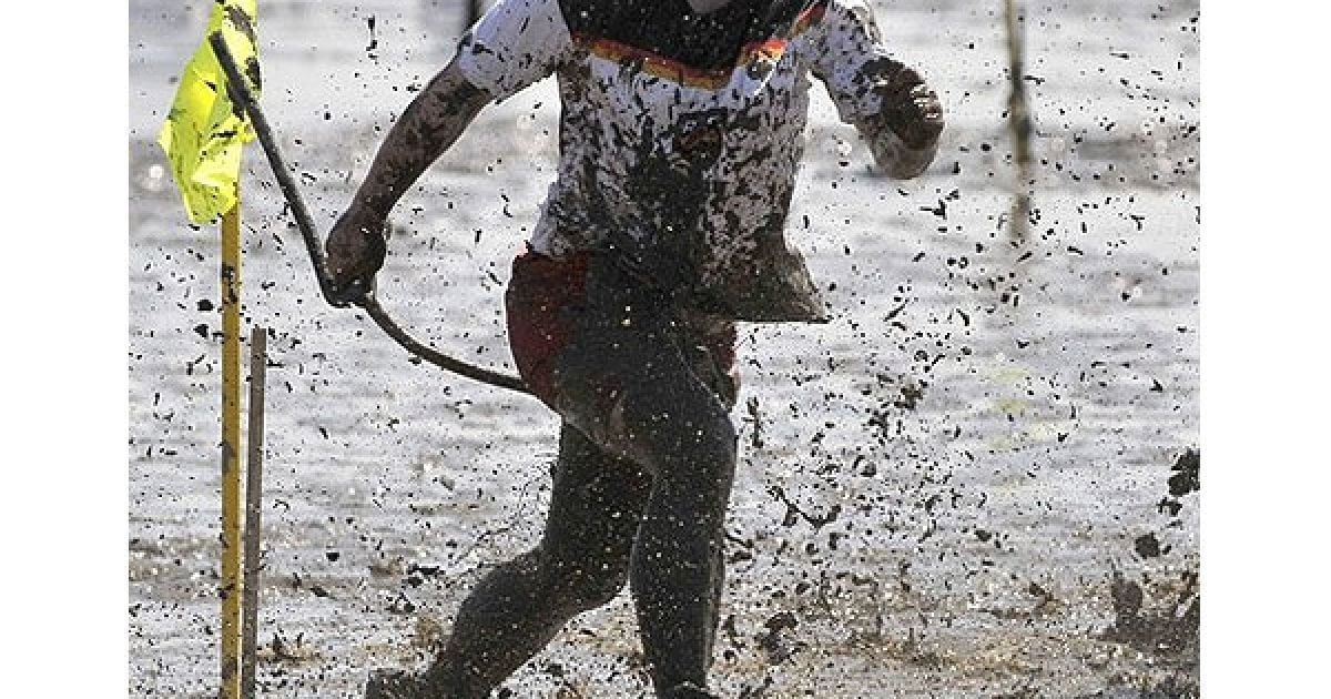До переліку "брудних" змагань входять футбол у багнюці, волейбол у багнюці, велосипедні перегони на багнюці та багато інших. / © daylife.com