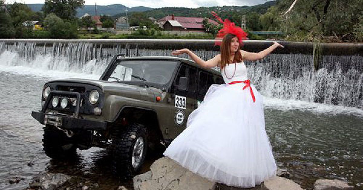 Для учасниць параду наречених провели фотосесії, влаштували автопробіг весільного кортежу вулицями міста та пішу ходу центром Ужгорода. / © УНІАН