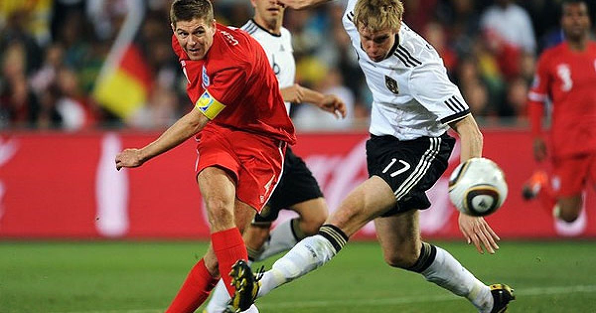 Джеррард пробиває повз Мертезкера / © Getty Images/Fotobank