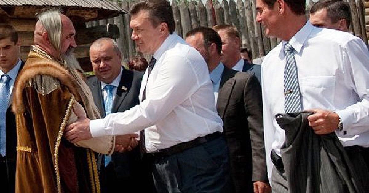 Спілкуючись на острові Хортиця з представниками козацтва, Янукович заявив, що найближчим часом в Україні буде прийнято закон про козацтво. / © УНІАН