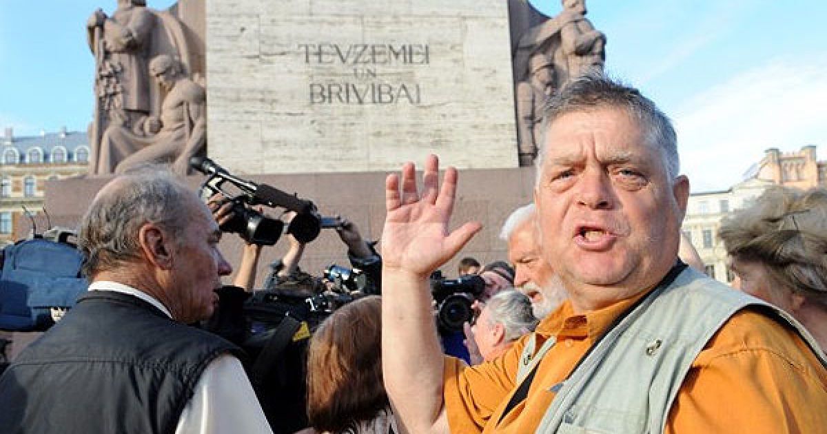 Загалом біля музею окупації зібралося два-три десятки націоналістів, переважно похилого віку.