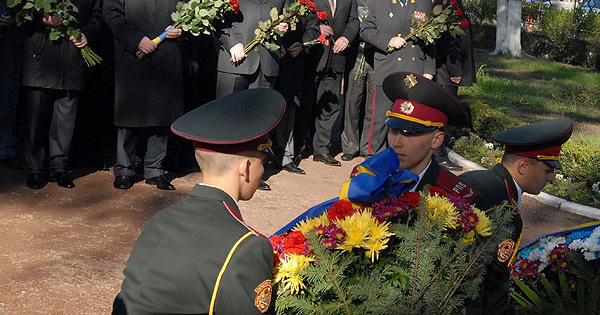 Глава уряду Микола Азаров поклав квіти до пам’ятного знака "Воїнам Чорнобиля" у Києві. / © kmu.gov.ua