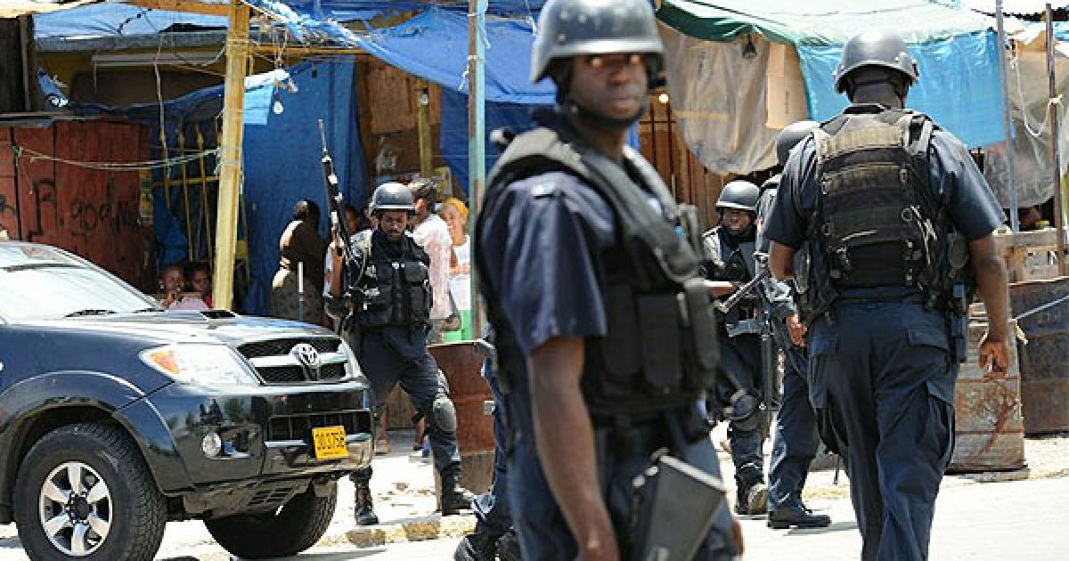 У нетрях району Кінгстона під назвою Тіволі Гарденс ось уже третій день йде справжня битва між поліцією і прихильниками наркобарона Крістофера Коука, якого влада країни хоче екстрадувати в США.