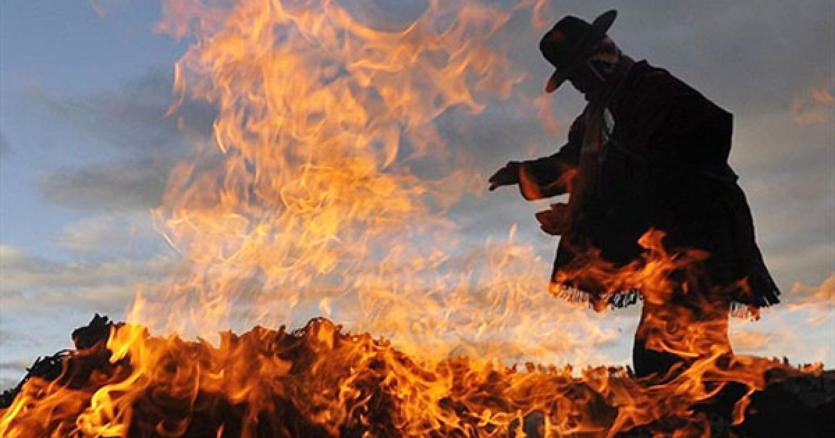Болівія. За літочисленням індіанців-аймара у Болівії настав Новий 5518-й рік. Ритуальну церемонію, присвячену цій події, провели у храмі Каласасайа у археологічному комплексі Тіауанако. У святкуванні взяв участь президент Болівії Ево Моралес, який попросив у андських богів миру і соціальної справедливості для своєї країни. / © AFP