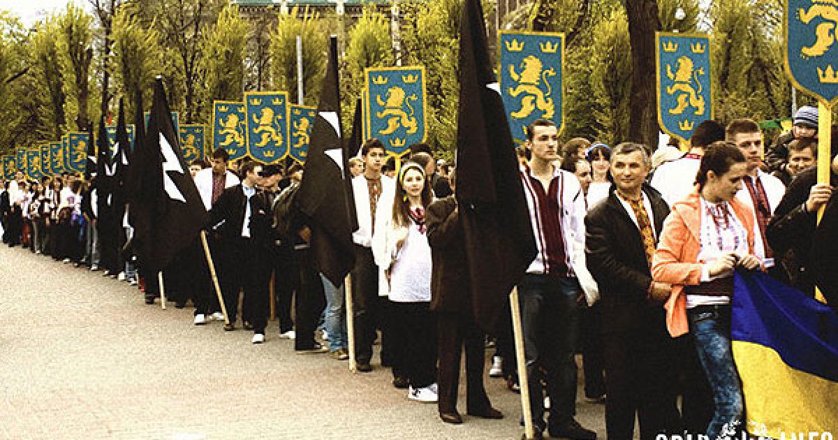 Від пам’ятника Степану Бандері колона пройшлась до центру міста, покладаючи квіти до пам’ятника політрепресованим і пам’ятника Тарасу Шевченку. / © Opir.Info