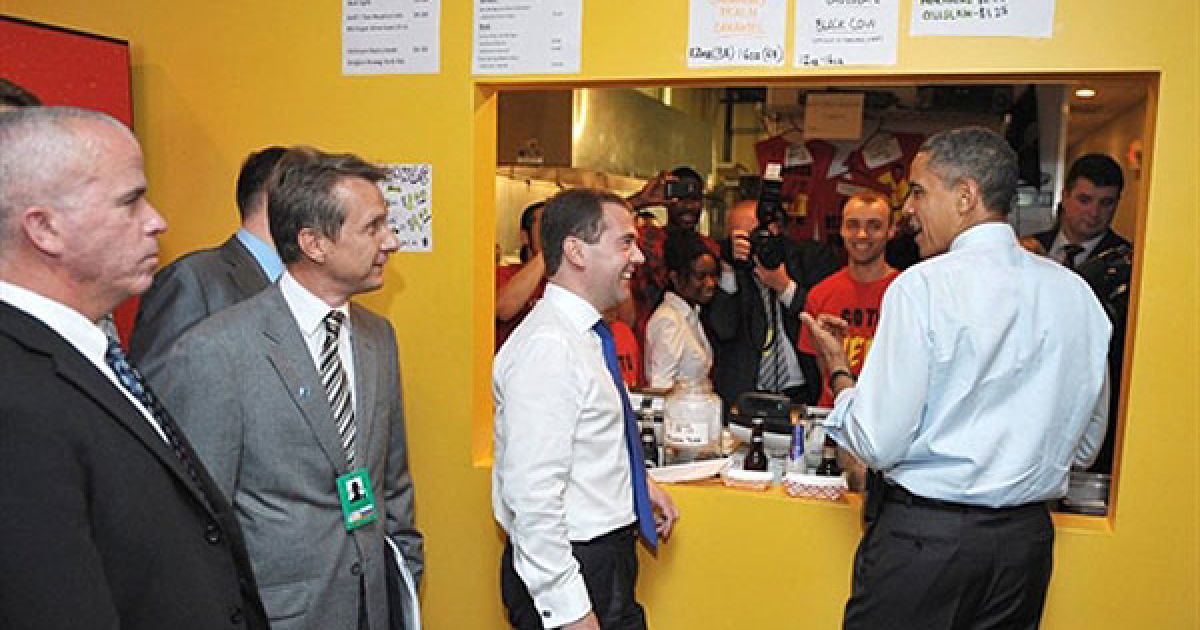 Після офіційної зустрічі президентів у Білому домі, Обама та Мєдвєдєв "утікли" до закусочної Ray's Hell Burger ("Пекельні бургери Рея") на сніданок. / © AFP