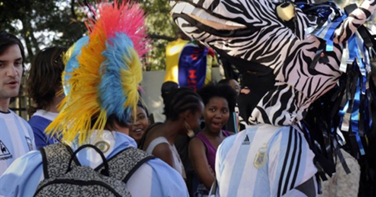 Аргентинські та південноафриканські вболівальники чекають на початок тренування своїх команд у Преторії. / © AFP