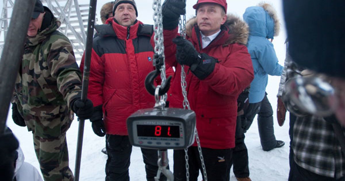 Володимир Путін бере участь у зважуванні білого ведмедя. / © Вести.ру