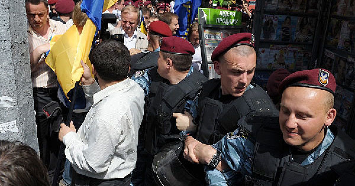 Працівники міліції затримали активістів партії "За Україну!", які сьогодні мали намір провести акцію "Лапша і мильні бульбашки від Віктора Януковича" біля Національного палацу "Україна". / © zaukrainu.org