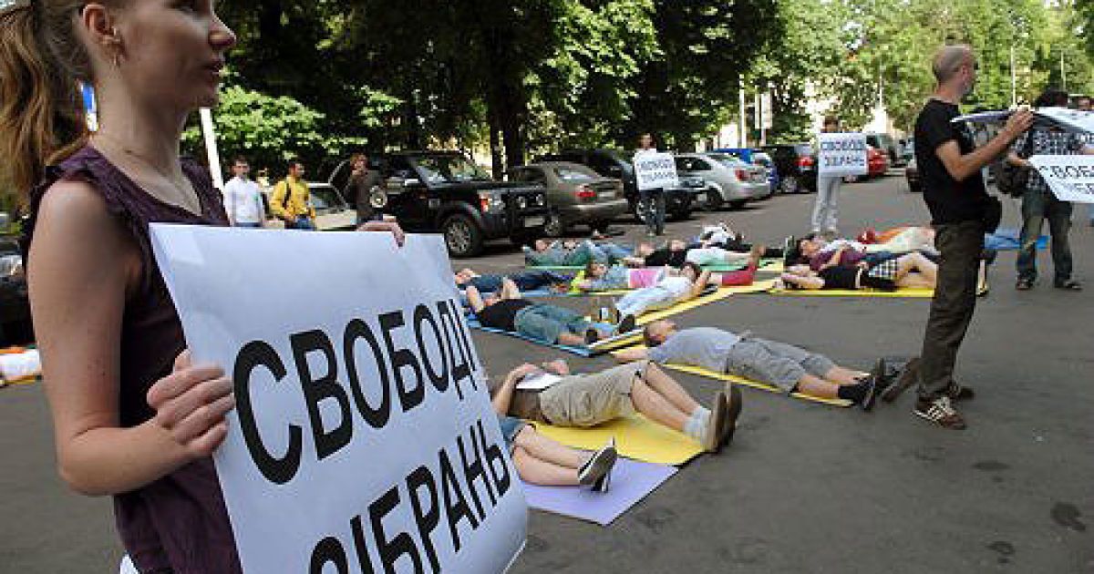 Як відомо, підготовлений до другого читання у Верховній Раді законопроект встановлює 4-денний термін повідомлення про зібрання (сьогодні, згідно з Конституцією України, конкретного терміну не встановлено), що унеможливить у багатьох випадках реагування громадськості на важливі події суспільного значення. / © УНІАН
