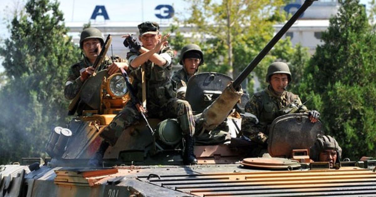 За даними місцевих ЗМІ, серед погромників був один з племінників скинутого президента Курманбека Бакієва, який озброював натовп. / © Getty Images/Fotobank