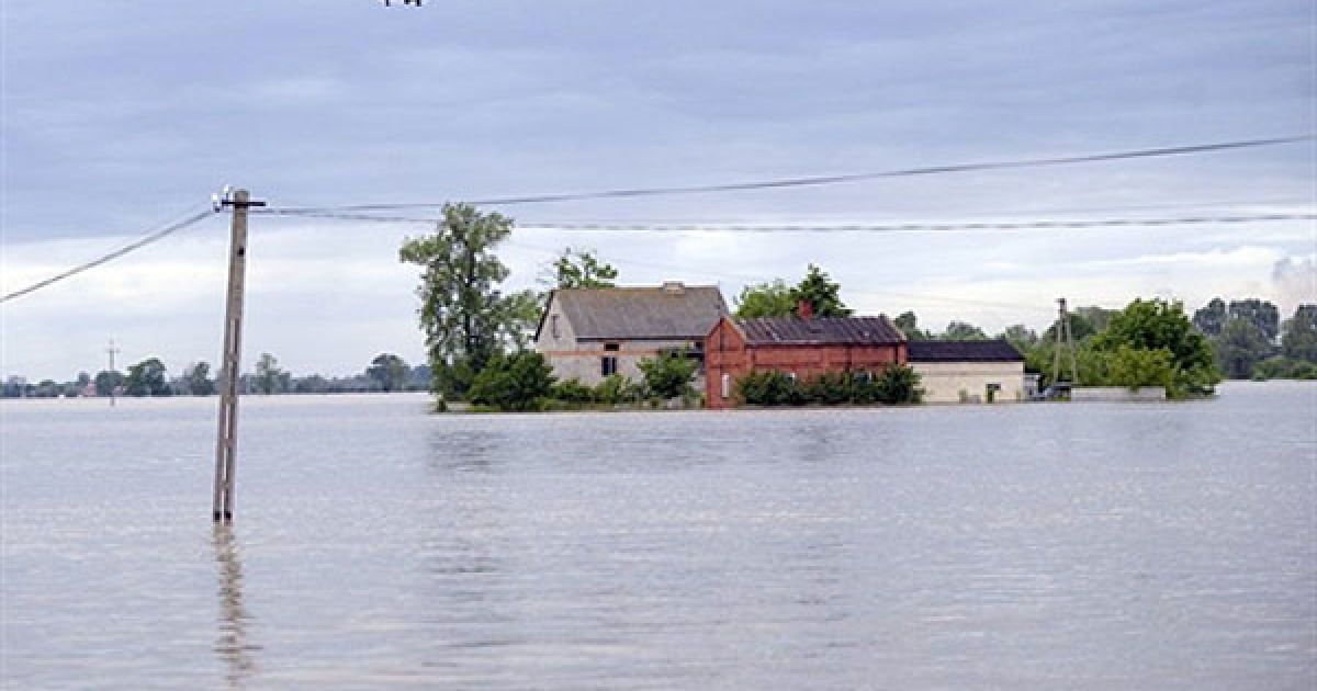 Напору води не витримали захисні споруди на південному-сході країни поблизу міст Сандомир і Плоцьк, що вже призвело до повеней у ряді регіонів центральної Польщі. / © AFP