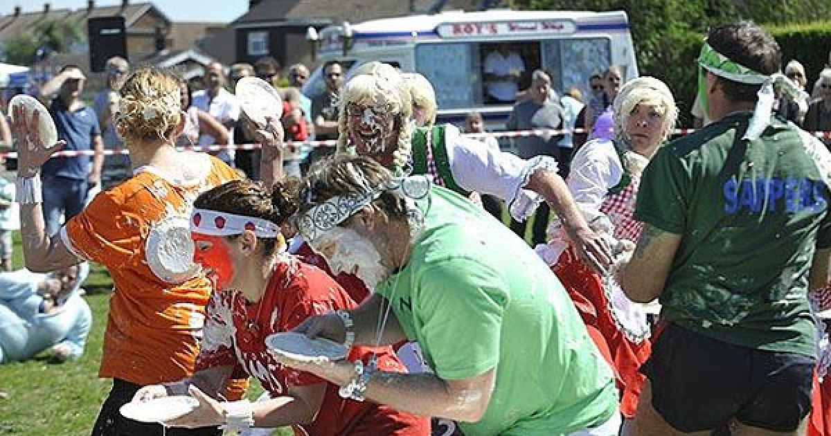 За умовами чемпіонату кидати торти дозволяли лише лівою рукою. / © The Telegraph
