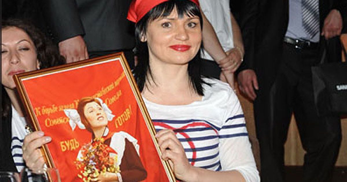 Ірена Кільчицька у червоній хусточці