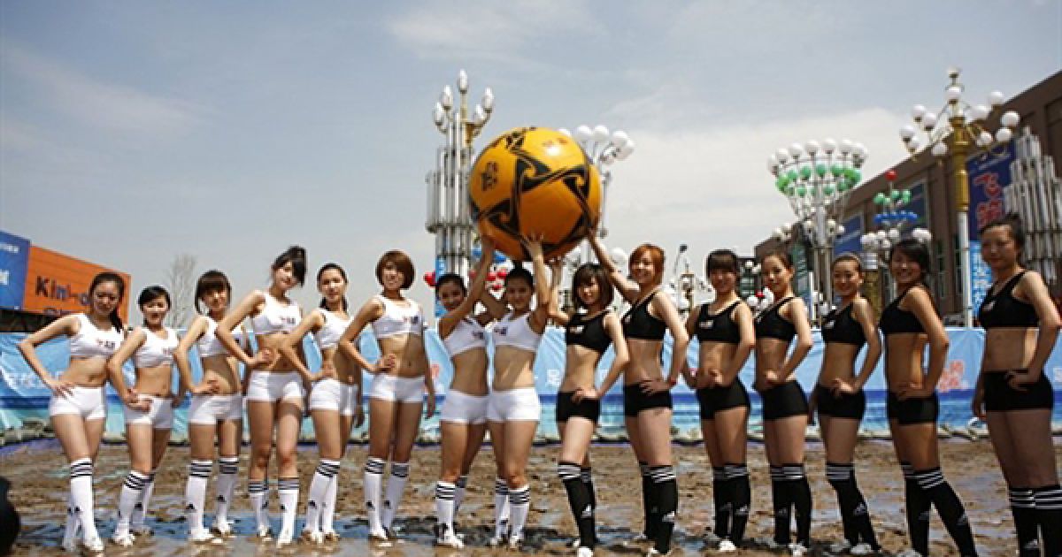 У Чаньчуні дівчата організували турнір з футболу у багнюці на ЧС-2010. Китайська збірна до фіналу Чемпіонату не потрапила. / © AFP