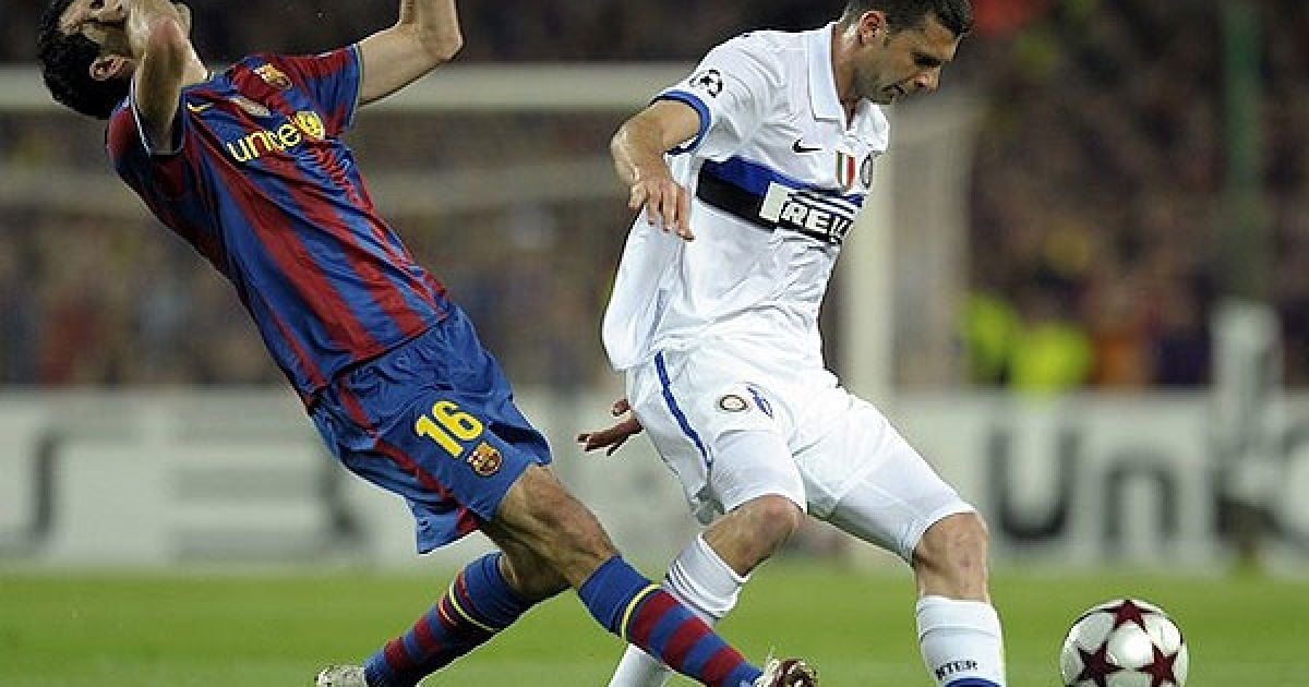 Тьягу Мотта ("Інтер") "ударив" у обличчя Серхіо Бускетса ("Барселона") і був вилучений з поля. / © AFP