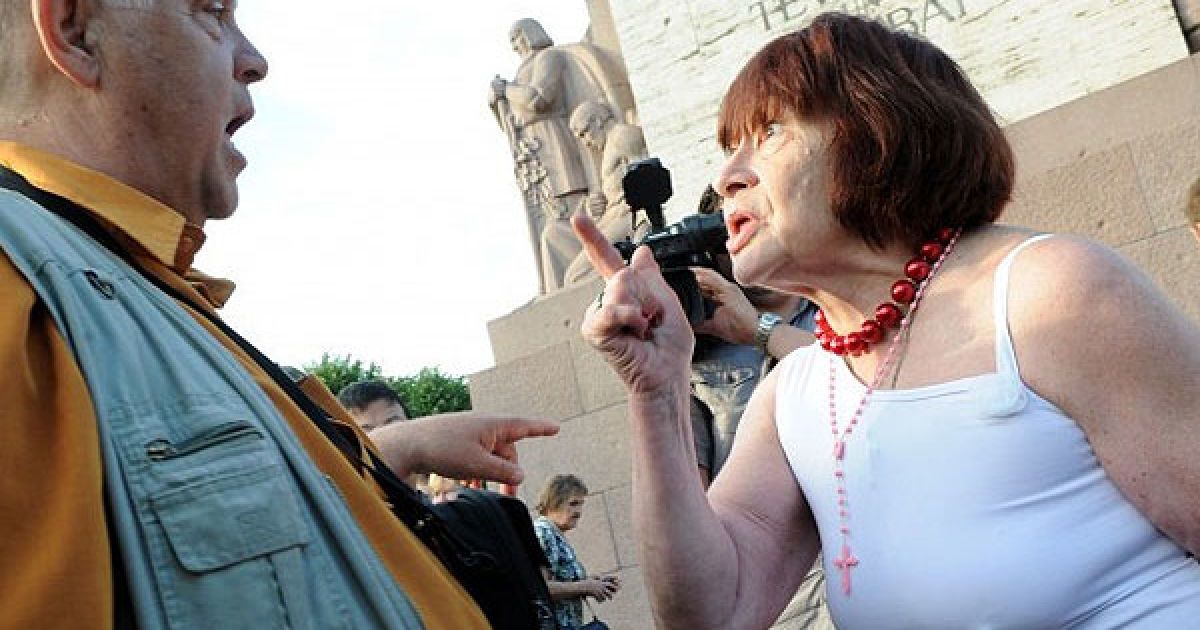 Біля самого пам'ятника оточення не було, там було лише кілька поліцейських.