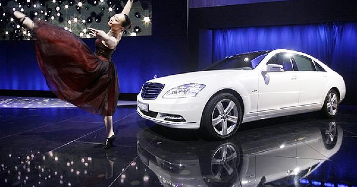 Презентація гібридного Mercedes-Benz S400 на пекінському автосалоні. / © Getty Images/Fotobank