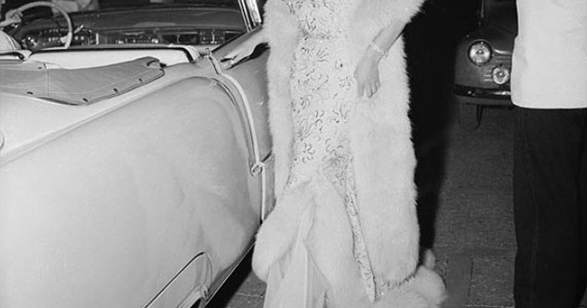 1956 рік. Діана Дорс після презентації фільму "Білява грішниця" ("Yield of Night"). / © Getty Images/Fotobank