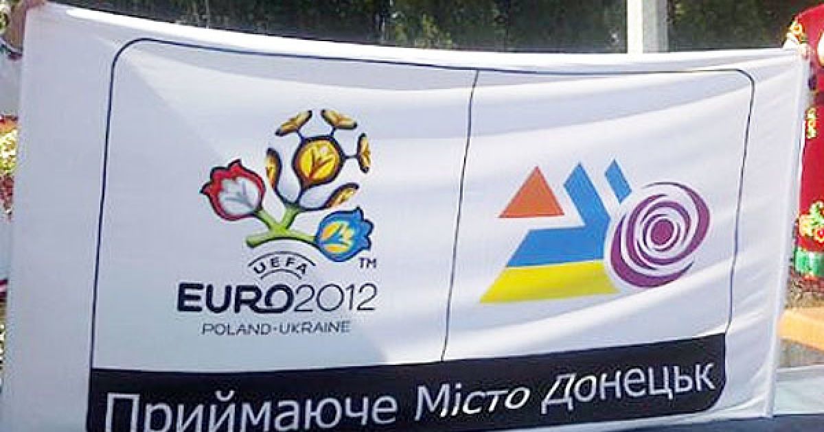 Донецьк стало останнім з міст-господарів Чемпіонату Європи з футболу 2012 року, де було представлено логотип міста до Євро-2012.

На логотипі з однієї сторони зображено емблему Євро-2012, а з іншої - один з символів Донецька та регіону - терикон. / © ostro.org