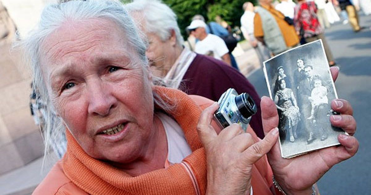 Окремі учасники акції латвійських націоналістів дійшли до монументу, де вони поклали до пам'ятника квіти і дали інтерв'ю журналістам.