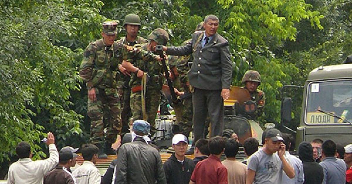 В результаті зіткнень між киргизами та узбеками на півдні Киргизії загинули більше сотні людей, тисячі постраждали. / © AFP
