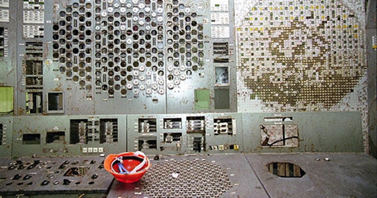 Україна, Чорнобиль. Панель управління зруйнованого четвертого енергоблоку на Чорнобильській АЕС у 1998 році. / © AFP
