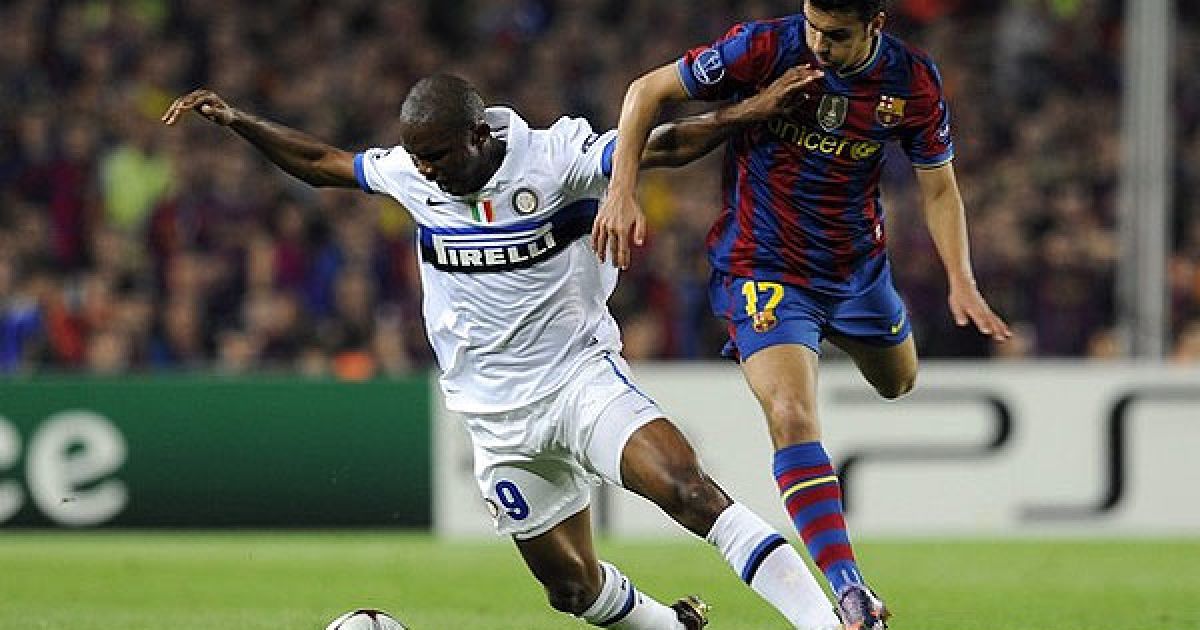 Форвард "Інтера" Самуель Ето’о і форвард "Барселони" Педро Родрігез ведуть боротьбу за м’яч. / © AFP