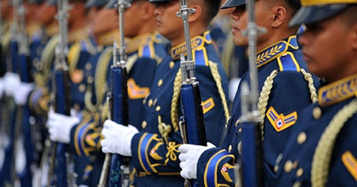 Філіппіни, Маніла. Філіппінска почесна варта вишикувалась під час репетиції біля трибуни Кірін. У Манілі відбувається підготовка до інавгурації новообраного президента Беніньо Акіно. Філіппінці покладають на Беніньо Акіно великі надії на зміни, але його вже попередили, що навіть Супермен не в змозі виправити багато глибоко укорінених проблем країни. Бідність, корупція, багаторічні заколоти, спорожніла державна скарбниця, зруйновані інфраструктури, &mdash; ось які проблеми має вирішити Акіно. / © AFP