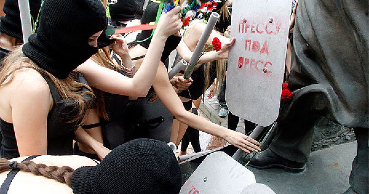Біля пам&rsquo;ятника В&rsquo;яячеславу Чорноволу дівчата склали дубці та щити і поклали до пам&rsquo;ятника квіти. / © Жіночий рух FEMEN