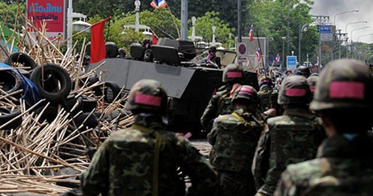 Армійська бронетехніка прорвала укріплення опозиціонерів. / © AFP