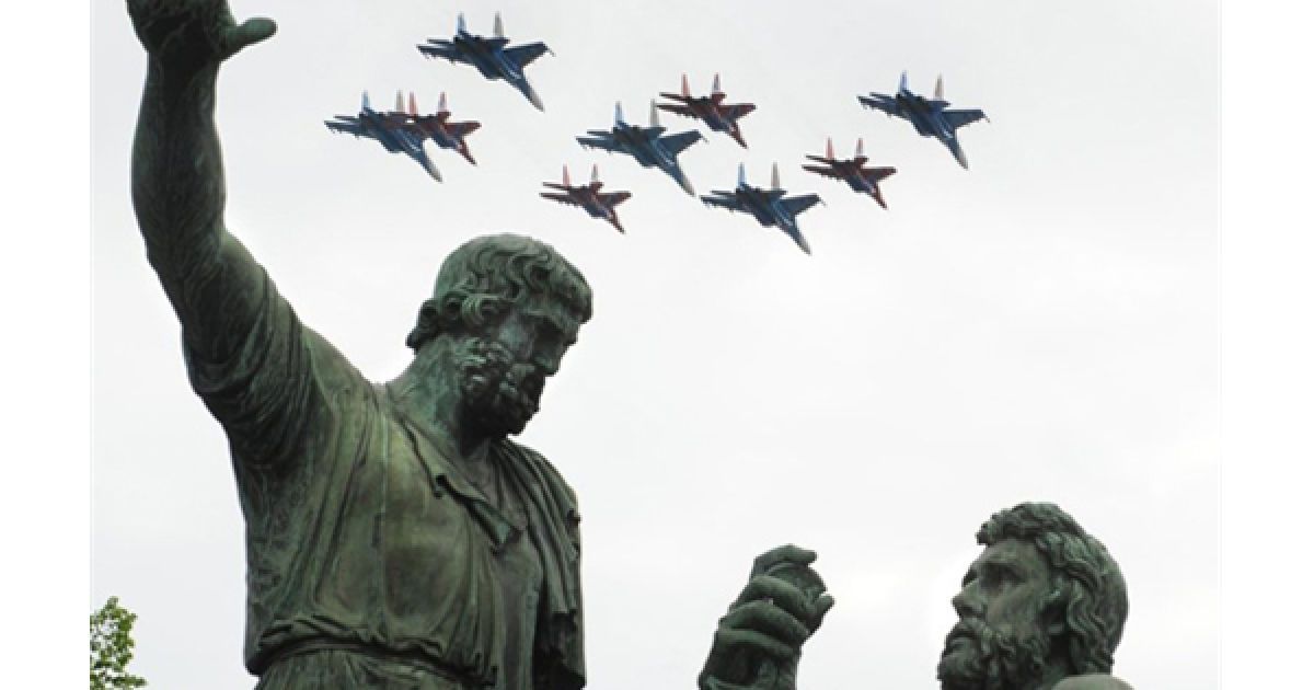 Російські винищувачі Су-27 та Міг-29 відпрацьовують фігури вищого пілотажу, які вони мають продемонструвати під час урочистого параду на честь Дня перемоги, над центром Москви. Цього року у параді на честь Дня перемоги у Москві візьмуть участь солдати військ НАТО. / © AFP