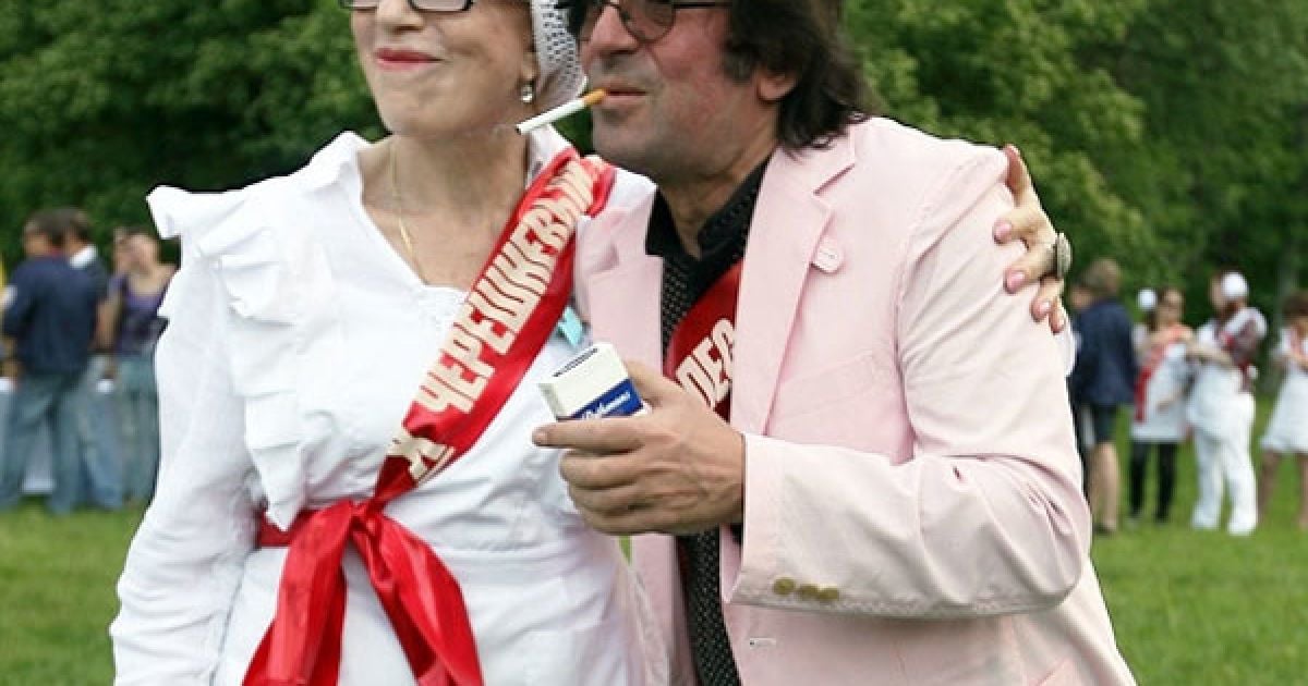 Зірки були у шкільній формі / © LifeShowbiz