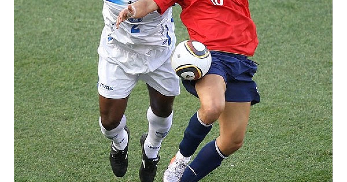 Боротьба за м'яч Чавеса і Вальдівіа / © AFP