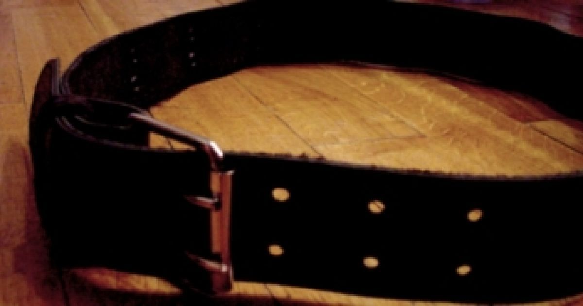 Батько ремнем побив дітей за гази в машині.