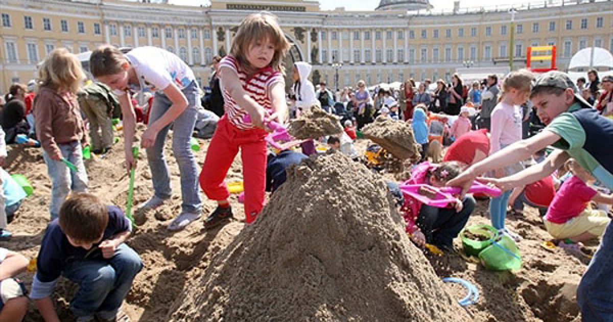 Росія, Санкт-Петербург. Діти грають у величезній пісочниці, яку встановили на Палацовій площі в центрі Санкт-Петербурга з нагоди Міжнародного дня захисту дітей. / © AFP