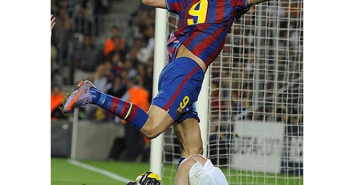 Форвард "Барселони" Златан Ібрагімович перелітає через голкіпера Жуліо Сезара, який захищає ворота "Інтера". / © AFP