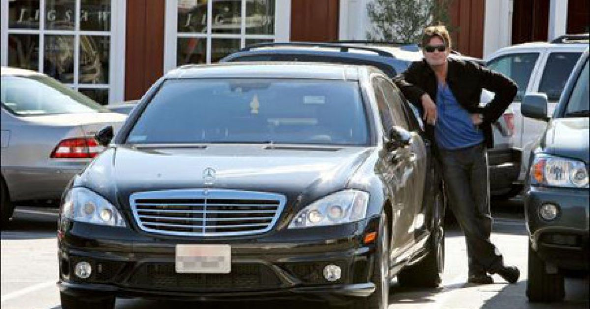 У Чарлі Шина викрали і скинули зі скелі другий за півроку Mercedes