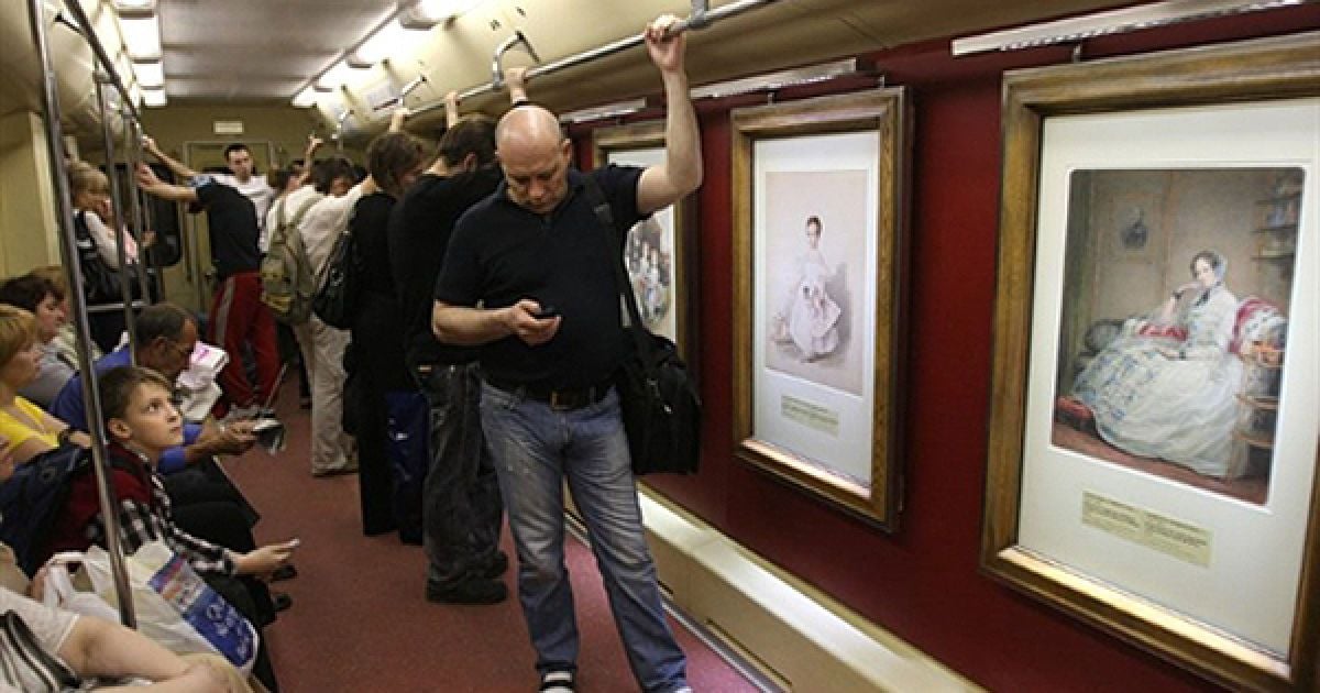 У московському метро з&rsquo;явився спеціальний потяг-музей із репродукціями колекції Музею образотворчих мистецтв імені Пушкіна. Музей оздобив потяг на честь 75-ої річниці московського метро. / © AFP