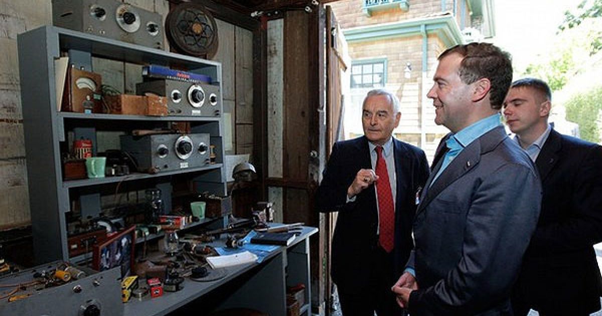 Дмитро Мєдвєдєв у гаражі, де у 1938 році випускники Стенфордського університету Дейв Пакард і Біл Хьюлетт зібрали свій перший генератор низької частоти. / © AFP