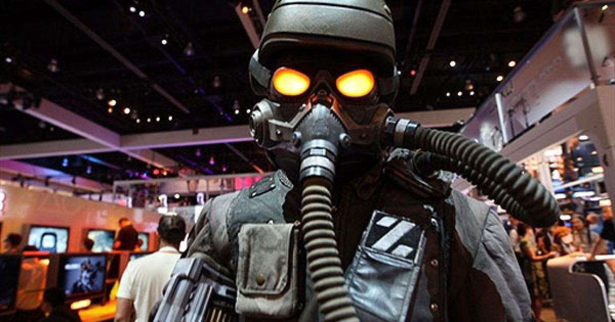 США, Лос-Анджелес. Персонаж комп&rsquo;ютерної гри "Killzone 3" (для Sony Playstation 2) вітає гостей щорічної виставки Electronic Entertainment Expo (E3), яка проходить у Лос-Анджелесі. Очікується, що цього року у виставці розважального програмного забезпечення візьмуть участь більше 250 розробників і лідерів гральної індустрії, зокрема, Nintendo, Microsoft і Sony. / © AFP